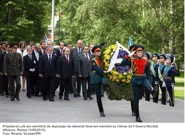 Presidente Lula em cerimônia de deposição de flores em memória às vítimas da II Guerra Mundial - Moscou.