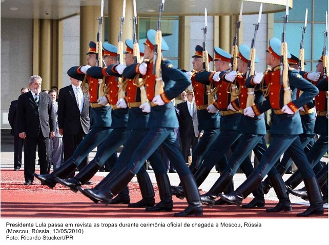 Presidente Lula passa em revista as tropas durante cerimônia oficial de chegada a Moscou, Rússia.