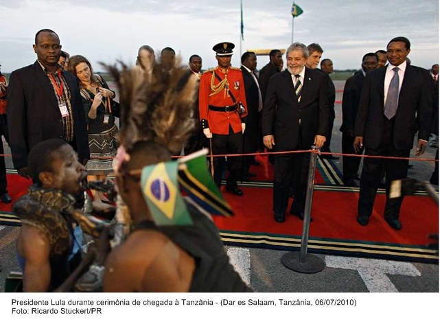 Presidente Lula durante cerimônia de chegada à Tanzânia.
