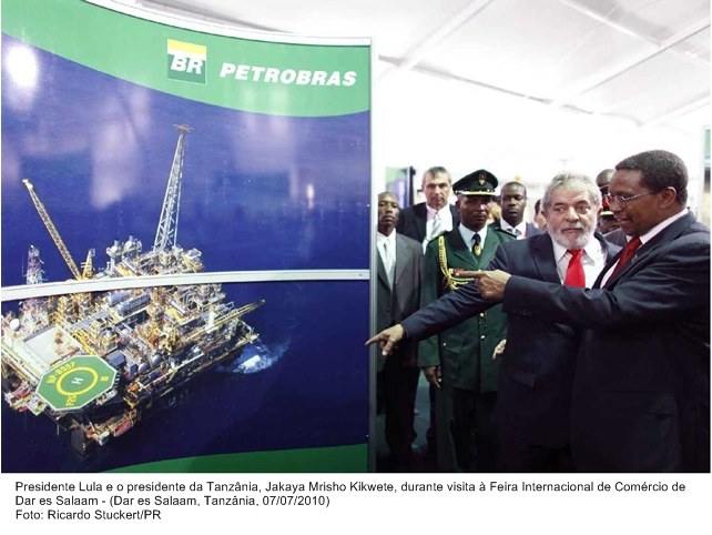 Presidente Lula e o presidente da Tanzânia, Jakaya Mrisho Kikwete, durante visita à Feira Internacional de Comércio de Dar es Salaam.