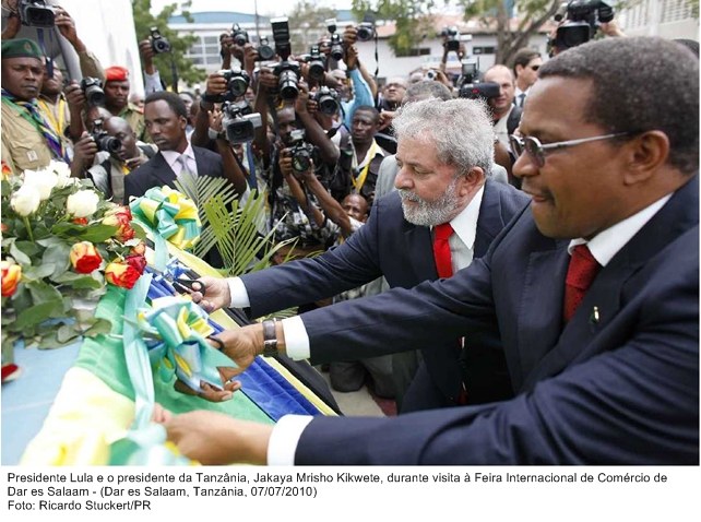 Presidente Lula e o presidente da Tanzânia, Jakaya Mrisho Kikwete, durante visita à Feira Internacional de Comércio de Dar es Salaam.