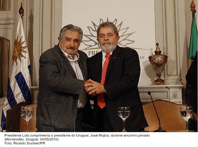 Presidente Lula cumprimenta o presidente do Uruguai, José Mujica, durante encontro privado.