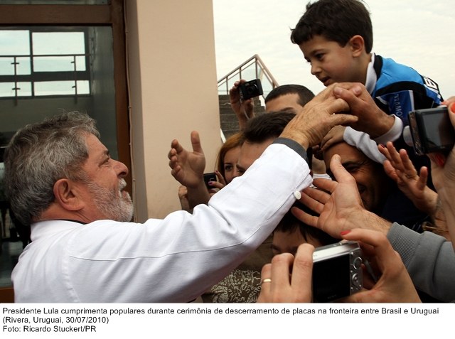 Presidente Lula cumprimenta populares durante cerimônia de descerramento de placas na fronteira entre Brasil e Uruguai.