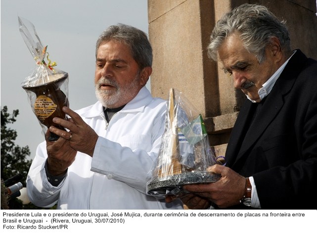 Presidente Lula e o presidente do Uruguai, José Mujica, durante cerimônia de descerramento de placas na fronteira entre Brasil e Uruguai.