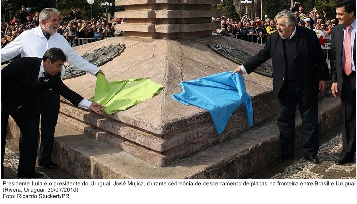 Presidente Lula e o presidente do Uruguai, José Mujica, durante cerimônia de descerramento de placas na fronteira entre Brasil e Uruguai.
