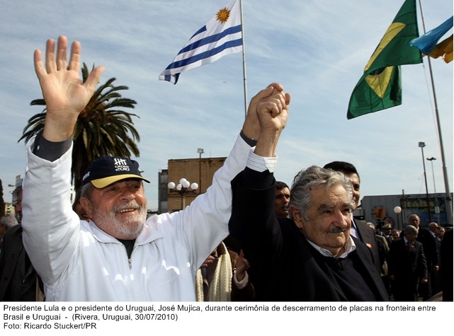 Presidente Lula e o presidente do Uruguai, José Mujica, durante cerimônia de descerramento de placas na fronteira entre Brasil e Uruguai.
