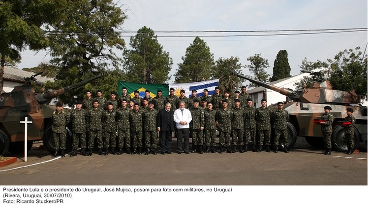Presidente Lula e o presidente do Uruguai, José Mujica, posam para foto com militares, no Uruguai.