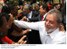 Presidente Lula cumprimenta populares durante visita à Venezuela.
