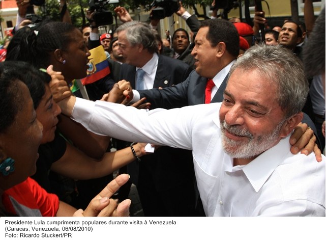 Presidente Lula cumprimenta populares durante visita à Venezuela.