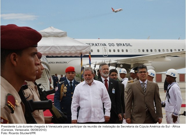 Presidente Lula durante chegada à Venezuela para participar da reunião de instalação da Secretaria da Cúpula América do Sul - África.