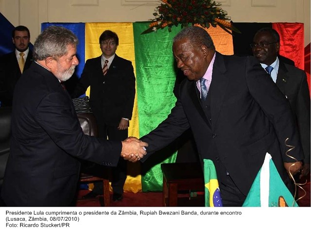 Presidente Lula cumprimenta o presidente da Zâmbia, Rupiah Bwezani Banda, durante encontro.