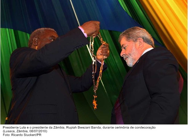 Presidente Lula e o presidente da Zâmbia, Rupiah Bwezani Banda, durante cerimônia de condecoração.
