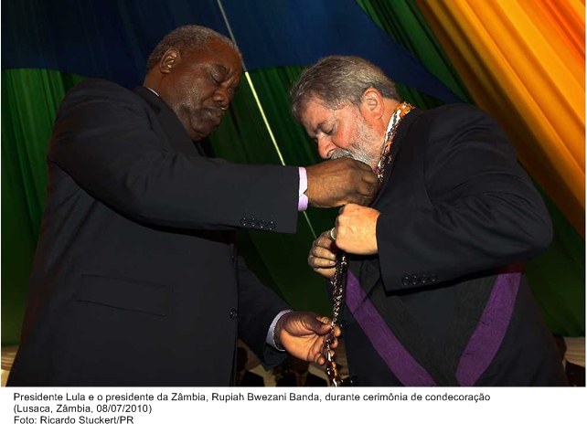 Presidente Lula e o presidente da Zâmbia, Rupiah Bwezani Banda, durante cerimônia de condecoração.