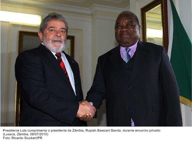 Presidente Lula e o presidente da Zâmbia, Rupiah Bwezani Banda, durante encontro privado.