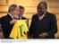Presidente Lula presenteia, com uma camisa da Seleção Brasileira de Futebol, o presidente da Zâmbia, Rupiah Bwezani Banda.