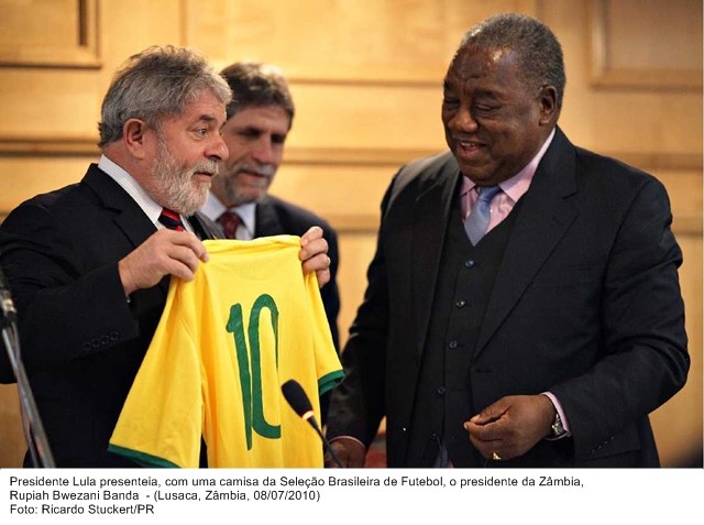 Presidente Lula presenteia, com uma camisa da Seleção Brasileira de Futebol, o presidente da Zâmbia, Rupiah Bwezani Banda.