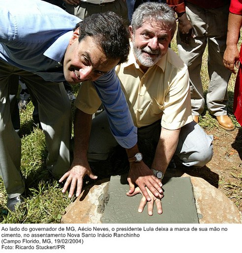 Ao lado do governador de MG, Aécio Neves, o presidente Lula deixa a marca de sua mão no cimento, no assentamento Nova Santo Inácio Ranchinho