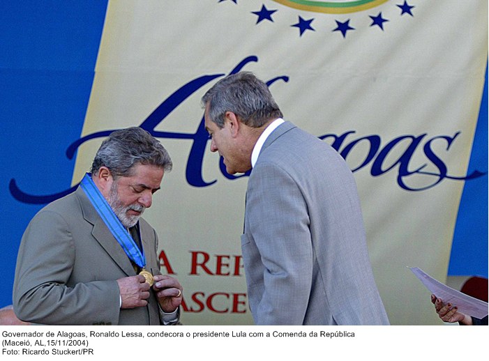 Governador de Alagoas, Ronaldo Lessa, condecora o presidente Lula com a Comenda da República