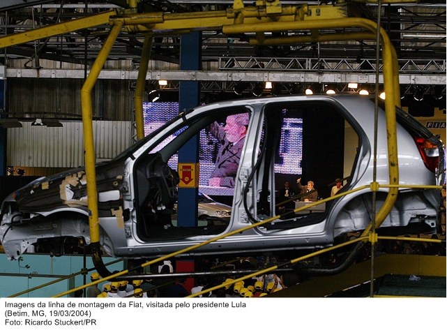 Imagens da linha de montagem da Fiat, visitada pelo presidente Lula.