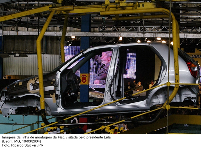 Imagens da linha de montagem da Fiat, visitada pelo presidente Lula.