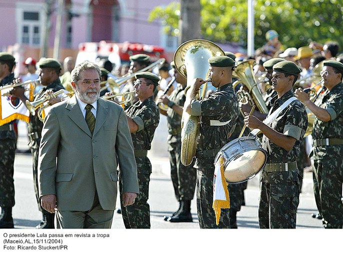 O presidente Lula passa em revista a tropa