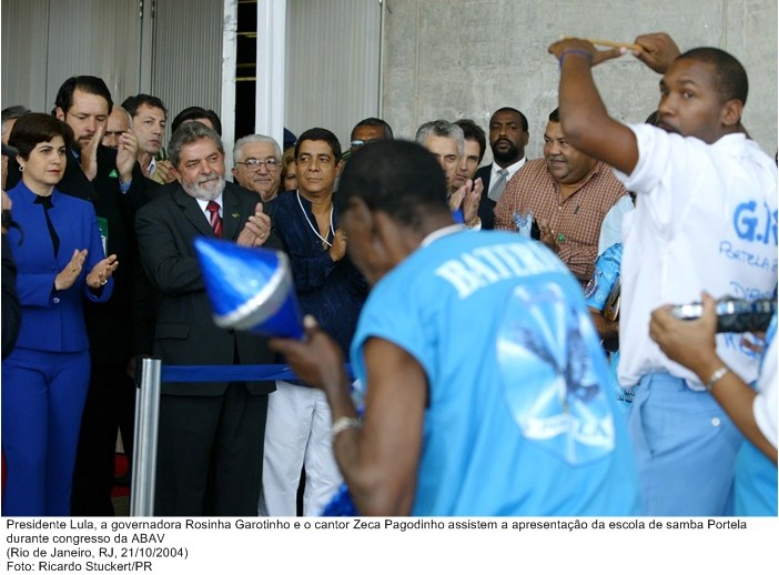 Presidente Lula, a governadora Rosinha Garotinho e o cantor Zeca Pagodinho assistem a apresentação da escola de samba Portela durante congresso da ABAV.jpg