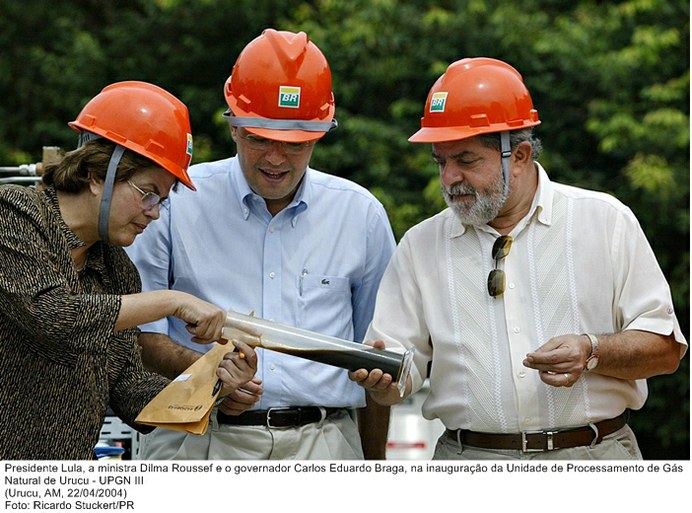Presidente Lula, a ministra Dilma Roussef e o governador Carlos Eduardo Braga, na inauguração da Unidade de Processamento de Gás Natural de Urucu - UPGN III.jpg