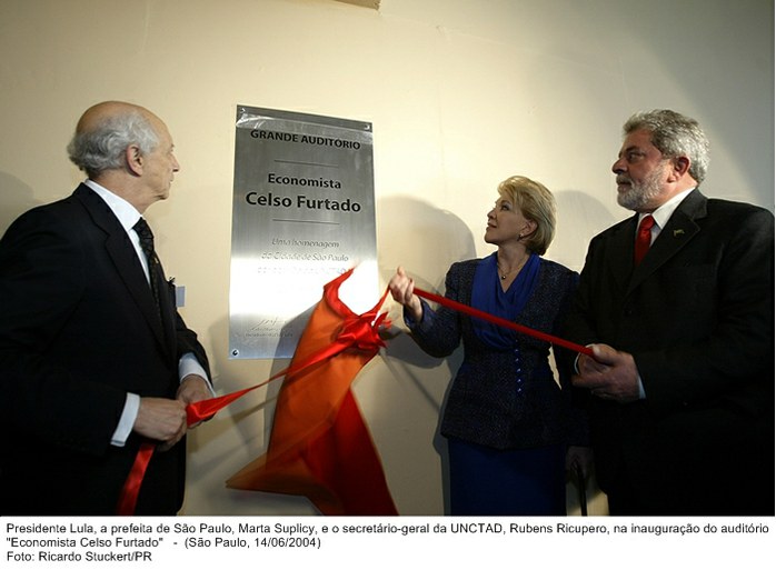 Presidente Lula, a prefeita de São Paulo, Marta Suplicy, e o secretário-geral da UNCTAD, Rubens Ricupero, na inauguração do auditório Economista Celso Furtado.jpg