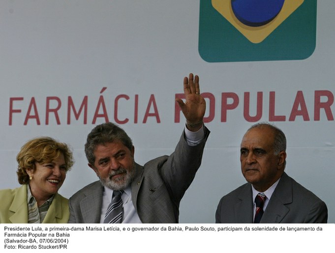Presidente Lula, a primeira-dama Marisa Letícia, e o governador da Bahia, Paulo Souto, participam da solenidade de lançamento da Farmácia Popular na Bahia.jpg