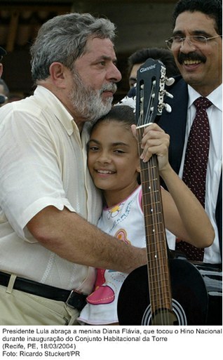Presidente Lula abraça a menina Diana Flávia, que tocou o Hino Nacional durante inauguração do Conjunto Habitacional da Torre.