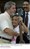 Presidente Lula abraça a menina Diana Flávia, que tocou o Hino Nacional durante inauguração do Conjunto Habitacional da Torre.