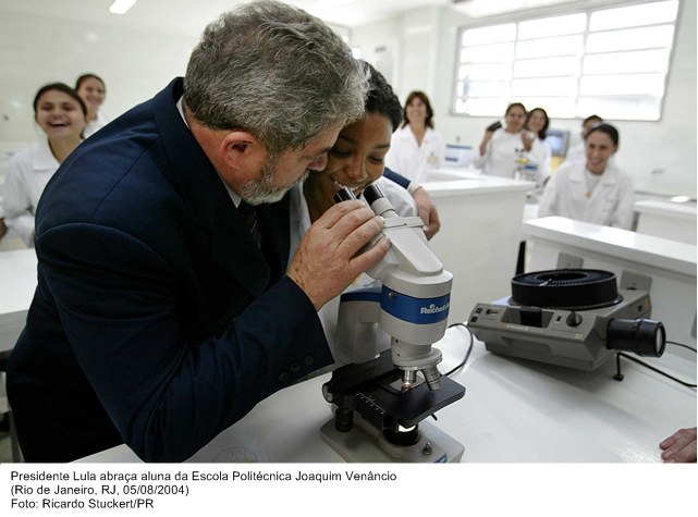 Presidente Lula abraça aluna da Escola Politécnica Joaquim Venâncio.