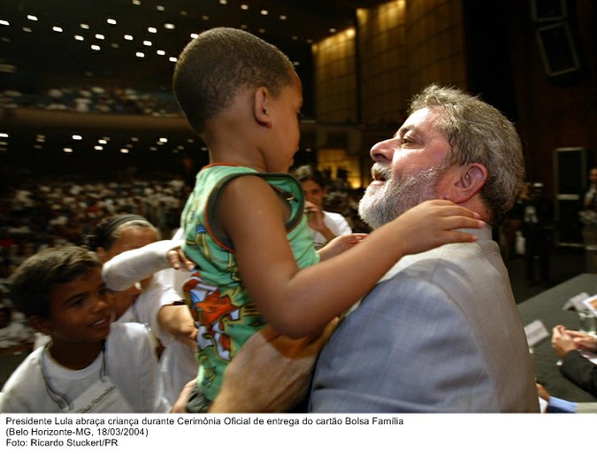 Presidente Lula abraça criança durante Cerimônia Oficial de entrega do cartão Bolsa Família.