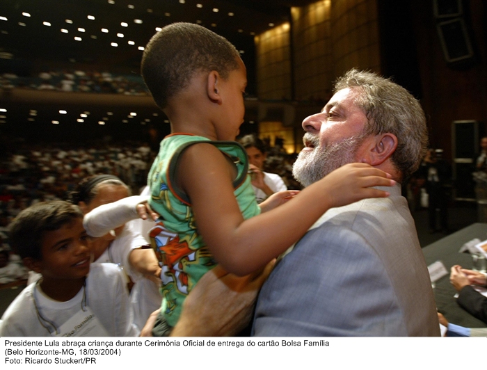 Presidente Lula abraça criança durante Cerimônia Oficial de entrega do cartão Bolsa Família.