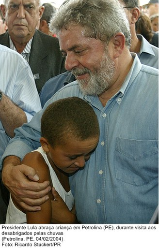 Presidente Lula abraça criança em Petrolina (PE), durante visita aos desabrigados pelas chuvas.