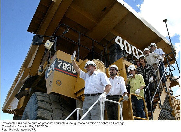Presidente Lula acena para os presentes durante a inauguração da mina de cobre do Sossego