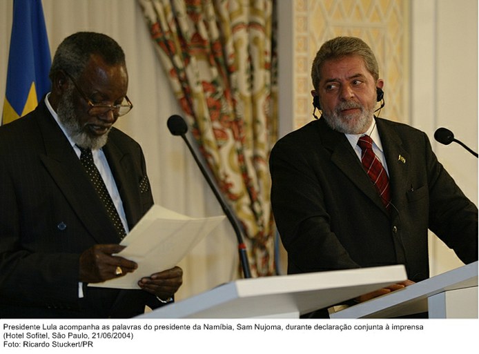 Presidente Lula acompanha as palavras do presidente da Namíbia, Sam Nujoma, durante declaração conjunta à imprensa