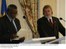 Presidente Lula acompanha as palavras do presidente da Namíbia, Sam Nujoma, durante declaração conjunta à imprensa