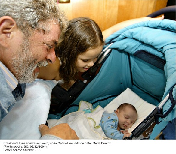 Presidente Lula admira seu neto, João Gabriel, ao lado da neta, Maria Beatriz
