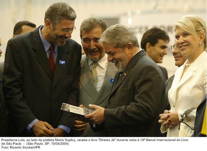 Presidente Lula, ao lado da prefeita Marta Suplicy, recebe o livro Diretas Já durante visita à 18ª Bienal Internacional do Livro de São Paulo.jpg