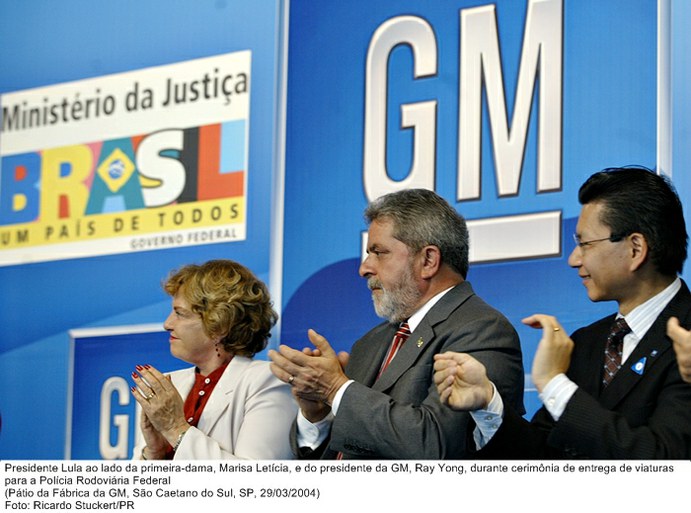 Presidente Lula ao lado da primeira-dama, Marisa Letícia, e do presidente da GM, Ray Yong, durante cerimônia de entrega de viaturas para a Polícia Rodoviária Federal