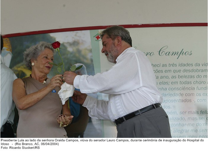Presidente Lula ao lado da senhora Oraida Campos, viúva do senador Lauro Campos, durante cerimônia de inauguração do Hospital do Idoso