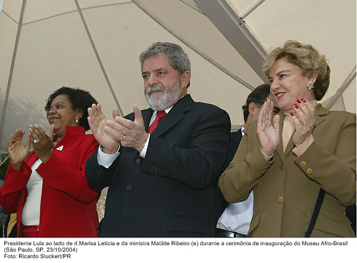 Presidente Lula ao lado de d.Marisa Letícia e da ministra Matilde Ribeiro (e) durante a cerimônia de inauguração do Museu Afro-Brasil