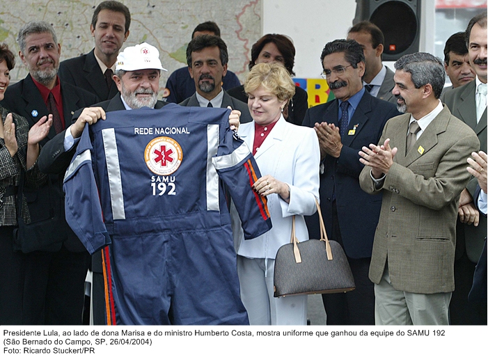 Presidente Lula, ao lado de dona Marisa e do ministro Humberto Costa, mostra uniforme que ganhou da equipe do SAMU 192.jpg
