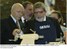 Presidente Lula ao lado de seu ex-professor, Edward Bebiano, observa torno mecânico, durante visita à Praça da Memória.