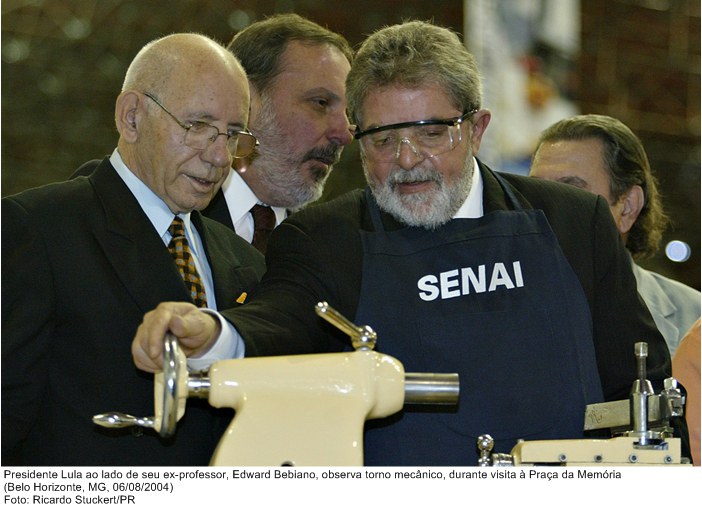 Presidente Lula ao lado de seu ex-professor, Edward Bebiano, observa torno mecânico, durante visita à Praça da Memória.