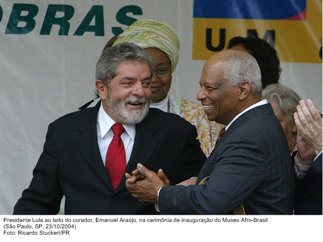 Presidente Lula ao lado do curador, Emanuel Araújo, na cerimônia de inauguração do Museu Afro-Brasil