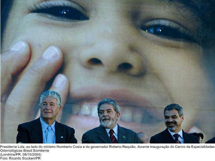 Presidente Lula, ao lado do ministro Humberto Costa e do governador Roberto Requião, durante inauguração do Centro de Especialidades Odontológicas Brasil Sorridente.jpg