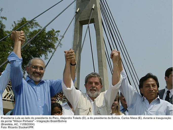 Presidente Lula ao lado do presidente do Peru, Alejandro Toledo (D), e do presidente da Bolívia, Carlos Mesa (E), durante a inauguração da ponte Wilson Pinheiro - Integração Brasil-Bolívia