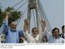 Presidente Lula ao lado do presidente do Peru, Alejandro Toledo (D), e do presidente da Bolívia, Carlos Mesa (E), durante a inauguração da ponte Wilson Pinheiro - Integração Brasil-Bolívia